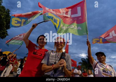 Brasilia, Brasilien. 02. Oktober 2022. Anhänger der brasilianischen Präsidentschaftskandidatin da Silva beobachten die Auszählung der Stimmen. Der linke Kandidat wird in der zweiten Runde mit dem rechten Kandidaten Jair Bolsonaro konfrontiert. Quelle: Myke Sena/dpa/Alamy Live News Stockfoto