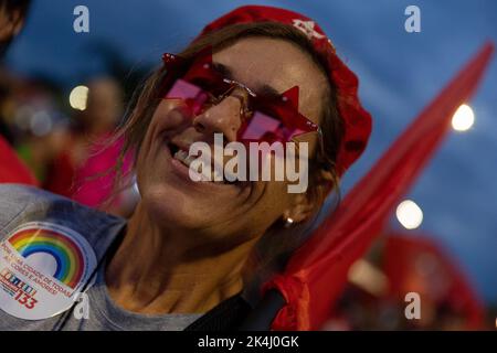 Brasilia, Brasilien. 02. Oktober 2022. Anhänger der brasilianischen Präsidentschaftskandidatin da Silva beobachten die Auszählung der Stimmen. Der linke Kandidat wird in der zweiten Runde mit dem rechten Kandidaten Jair Bolsonaro konfrontiert. Quelle: Myke Sena/dpa/Alamy Live News Stockfoto