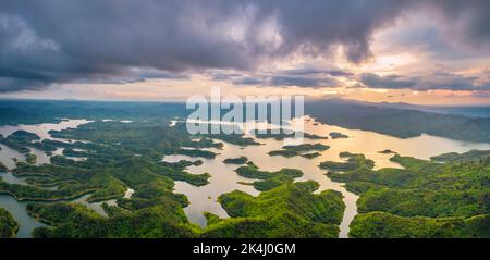 Sonnenuntergang Ta Dung Wasserkraft See von oben gesehen. Der See versorgt die Menschen in der Provinz Dak Nong mit Wasser zur Bewässerung und erzeugt Strom. Stockfoto