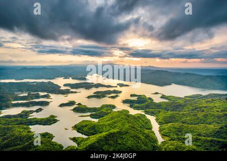 Sonnenuntergang Ta Dung Wasserkraft See von oben gesehen. Der See versorgt die Menschen in der Provinz Dak Nong mit Wasser zur Bewässerung und erzeugt Strom. Stockfoto