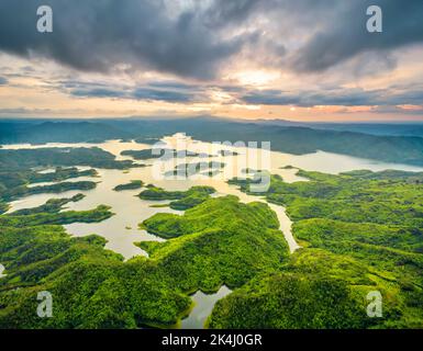 Sonnenuntergang Ta Dung Wasserkraft See von oben gesehen. Der See versorgt die Menschen in der Provinz Dak Nong mit Wasser zur Bewässerung und erzeugt Strom. Stockfoto