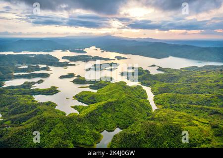 Sonnenuntergang Ta Dung Wasserkraft See von oben gesehen. Der See versorgt die Menschen in der Provinz Dak Nong mit Wasser zur Bewässerung und erzeugt Strom. Stockfoto