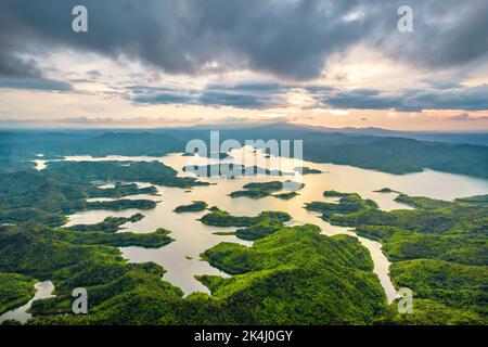 Sonnenuntergang Ta Dung Wasserkraft See von oben gesehen. Der See versorgt die Menschen in der Provinz Dak Nong mit Wasser zur Bewässerung und erzeugt Strom. Stockfoto