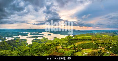 Sonnenuntergang Ta Dung Wasserkraft See von oben gesehen. Der See versorgt die Menschen in der Provinz Dak Nong mit Wasser zur Bewässerung und erzeugt Strom. Stockfoto