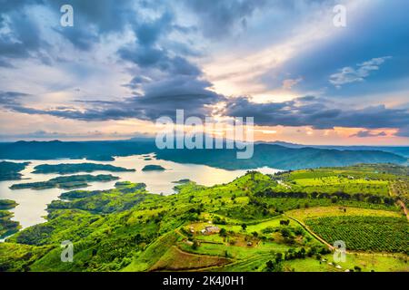 Sonnenuntergang Ta Dung Wasserkraft See von oben gesehen. Der See versorgt die Menschen in der Provinz Dak Nong mit Wasser zur Bewässerung und erzeugt Strom. Stockfoto