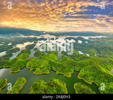 Sonnenuntergang Ta Dung Wasserkraft See von oben gesehen. Der See versorgt die Menschen in der Provinz Dak Nong mit Wasser zur Bewässerung und erzeugt Strom. Stockfoto