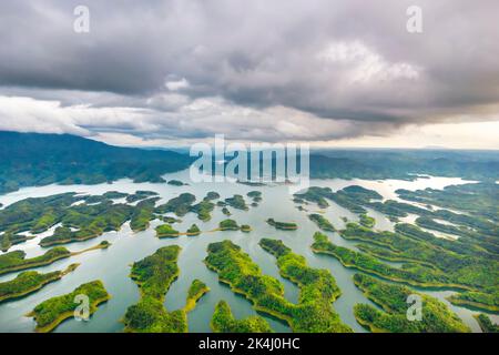 Sonnenuntergang Ta Dung Wasserkraft See von oben gesehen. Der See versorgt die Menschen in der Provinz Dak Nong mit Wasser zur Bewässerung und erzeugt Strom. Stockfoto