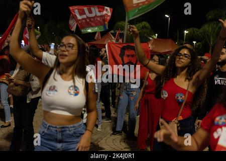 Brasilia, Brasilien. 02. Oktober 2022. Anhänger der brasilianischen Präsidentschaftskandidatin da Silva beobachten die Auszählung der Stimmen. Der linke Kandidat wird in der zweiten Runde mit dem rechten Kandidaten Jair Bolsonaro konfrontiert. Quelle: Myke Sena/dpa/Alamy Live News Stockfoto