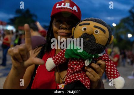 Brasilia, Brasilien. 02. Oktober 2022. Anhänger der brasilianischen Präsidentschaftskandidatin da Silva beobachten die Auszählung der Stimmen. Der linke Kandidat wird in der zweiten Runde mit dem rechten Kandidaten Jair Bolsonaro konfrontiert. Quelle: Myke Sena/dpa/Alamy Live News Stockfoto