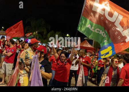 Brasilia, Brasilien. 02. Oktober 2022. Anhänger der brasilianischen Präsidentschaftskandidatin da Silva beobachten die Auszählung der Stimmen. Der linke Kandidat wird in der zweiten Runde mit dem rechten Kandidaten Jair Bolsonaro konfrontiert. Quelle: Myke Sena/dpa/Alamy Live News Stockfoto