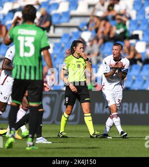 Reggio Emilia, Italien. 2. Oktober 2022. Schiedsrichter Maria Sole Ferrieri Caputi (2. R) wird während eines Serie-A-Fußballspiels zwischen Sassuolo und Salernitana in Reggio Emilia, Italien, am 2. Oktober 2022 gesehen. Quelle: Str/Xinhua/Alamy Live News Stockfoto