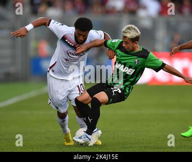 Reggio Emilia, Italien. 2. Oktober 2022. Maxime Lopez (R) von Sassuolo steht mit Tonny Vilhena von Salernitana während eines Fußballspiels der Serie A zwischen Sassuolo und Salernitana in Reggio Emilia, Italien, am 2. Oktober 2022. Quelle: Str/Xinhua/Alamy Live News Stockfoto