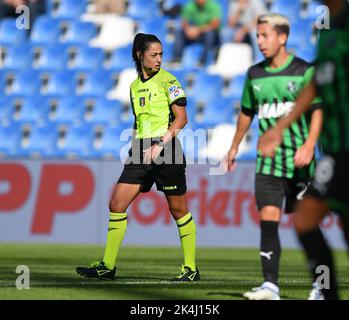 Reggio Emilia, Italien. 2. Oktober 2022. Schiedsrichter Maria Sole Ferrieri Caputi (L) wird während eines Serie-A-Fußballspiels zwischen Sassuolo und Salernitana in Reggio Emilia, Italien, am 2. Oktober 2022 gesehen. Quelle: Str/Xinhua/Alamy Live News Stockfoto