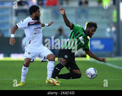 Reggio Emilia, Italien. 2. Oktober 2022. Emil Ceide (R) von Sassuolo steht mit Tonny Vilhena von Salernitana während eines Fußballspiels zwischen Sassuolo und Salernitana in Reggio Emilia, Italien, am 2. Oktober 2022 auf dem Spiel. Quelle: Str/Xinhua/Alamy Live News Stockfoto