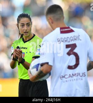 Reggio Emilia, Italien. 2. Oktober 2022. Schiedsrichter Maria Sole Ferrieri Caputi (L) wird während eines Serie-A-Fußballspiels zwischen Sassuolo und Salernitana in Reggio Emilia, Italien, am 2. Oktober 2022 gesehen. Quelle: Str/Xinhua/Alamy Live News Stockfoto