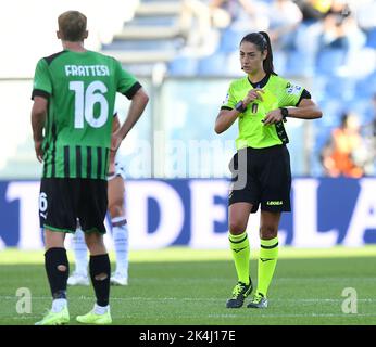 Reggio Emilia, Italien. 2. Oktober 2022. Schiedsrichter Maria Sole Ferrieri Caputi (R) wird während eines Serie-A-Fußballspiels zwischen Sassuolo und Salernitana in Reggio Emilia, Italien, am 2. Oktober 2022 gesehen. Quelle: Str/Xinhua/Alamy Live News Stockfoto