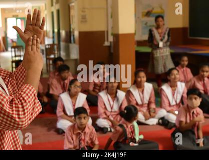 Die Schüler der Ferando-Schule für Sprache und Gehör nehmen an einem Wettbewerb über Gebärdensprachen anlässlich des Internationalen Tages der Gebärdensprachen in einer Schule in Agartala Teil. Tripura, Indien. Stockfoto