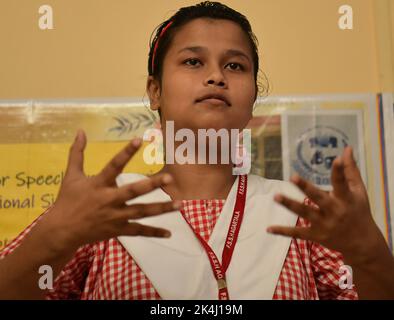 Die Schüler der Ferando-Schule für Sprache und Gehör nehmen an einem Wettbewerb über Gebärdensprachen anlässlich des Internationalen Tages der Gebärdensprachen in einer Schule in Agartala Teil. Tripura, Indien. Stockfoto