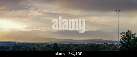 Colorado Living. Englewood, Colorado - Denver Metro Gegend Wohn Fall Sonnenuntergang Panorama Stockfoto