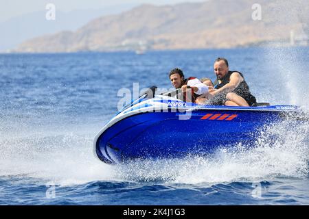 Eilat, Israel - 27. September 2022, auf einem Wasserroller am Meer entlang Stockfoto