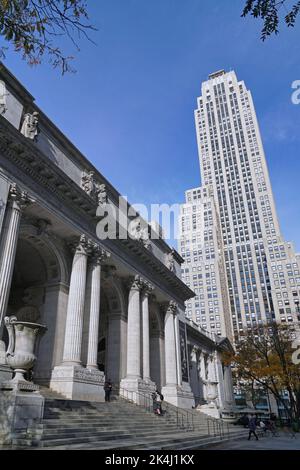 New York, NY - November 2022: Die Hauptniederlassung der New York Public Library an der Fifth Avenue ist ein klassisches flaches Gebäude inmitten eines modernen Wolkenkratzers Stockfoto