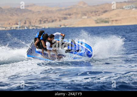 Eilat, Israel - 27. September 2022, Jet Ski im Sommerurlaub. Freizeit auf dem Wasser. Aktive Erholung an einem Sommertag. Jet Ski und Spritzwasser Stockfoto