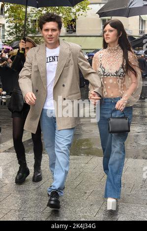 Brooklyn Beckham und Nicola Peltz Beckham nehmen an der Valentino Womenswear Frühjahr/Sommer 2023 im Rahmen der Paris Fashion Week am 02. Oktober 2022 in Paris, Frankreich, Teil. Foto von Laurent Zabulon/ABACAPRESS.COM Stockfoto