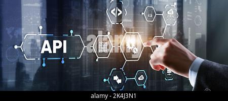 Anwendungsprogrammierschnittstelle. API-Software-Entwicklungstool. IT-Konzept. Geschäftsmann drückt API-Textsymbol auf einem virtuellen Stockfoto