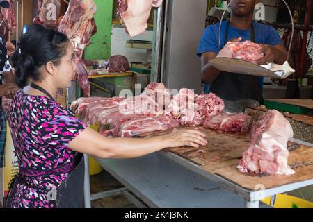 Higüey, La Altagracia, 27. Mai 2017: Frau wartet auf geschnittenes Fleisch auf dem Markt.n Higuey Stockfoto