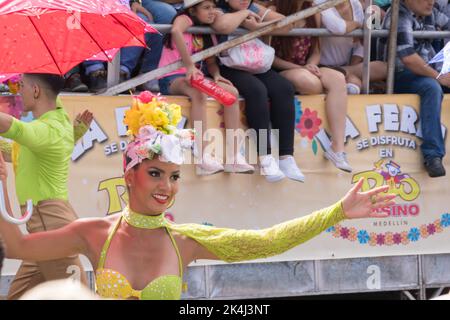 Medellín, Antioquia, 7. August 2017: Junge Dame tanzt und tritt bei der Blumenparade auf. Stockfoto