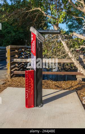 Ein öffentlicher Arbeitsstand von Saris Deluxe auf einem Betonblock neben einem viel genutzten Radweg in Santa Barbara County, Kalifornien. Dieser Arbeitsplatz wurde bezahlt f Stockfoto