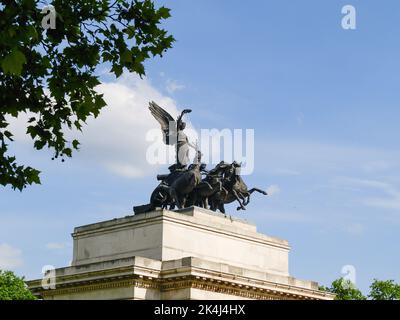 London England - Juni 15 2009; Quadriga-Statue des geflügelten Sieges auf einem vierköpfigen Wagen, dem Wahrzeichen Wellingtons, auch bekannt als Verfassungsbogen Stockfoto