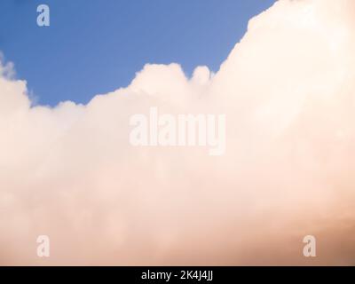 Starke Wolken füllen den Himmel und regen und ändern sich das Wetter. Stockfoto