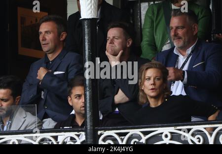 London, Großbritannien. 01. Oktober 2022. Declan Donnelly sieht beim EPL-Spiel Fulham gegen Newcastle United im Craven Cottage, London, Großbritannien, am 1. Oktober 2022 nachdenklich aus. Quelle: Paul Marriott/Alamy Live News Stockfoto