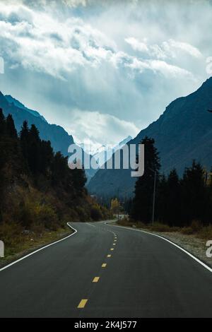 Straße in die Berge Stockfoto