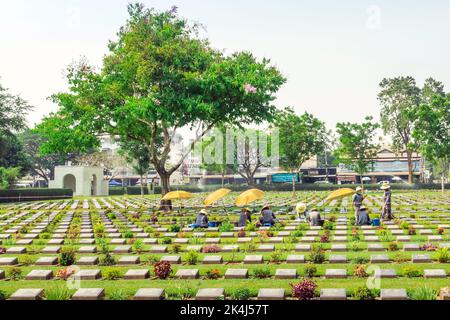 Kanchanaburi THAILAND - 21. FEBRUAR: Unidentifizierte Arbeiter renovieren und dekorieren Blumen auf dem Allied war Cemetery von Kanchanaburi am 21.2020 in Ka Stockfoto