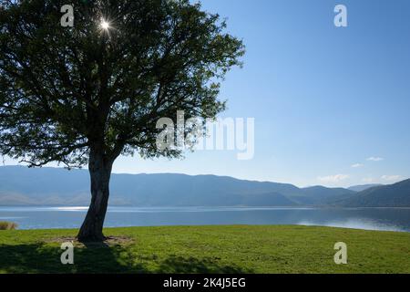 Wunderschöne Landschaft mit Blick auf den Prespa-See von einem Hügel auf der Insel Agios Achilios, Region Florina, Griechenland Stockfoto