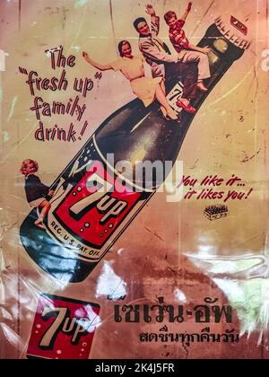 KANCHANABURI, THAILAND- SEPTEMBER 26,2020 : Close up vintage Plakatwand Werbung eiskalt 7 up Cola Soda und Softdrink in Retro-st zu schmücken Stockfoto