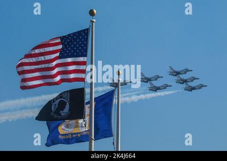 Huntington Beach, Kalifornien, USA. 2. Oktober 2022. Pacific Airshow findet am Sonntag, den 2. Oktober 2022, am Strand in Huntington Beach, Kalifornien statt. (Bild: © Ringo Chiu/ZUMA Press Wire) Bild: ZUMA Press, Inc./Alamy Live News Stockfoto