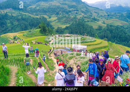 Yen Bai Provinz, Vietnam - 23 Sep 2022: Blick auf Touristen und Einheimische in goldenen Reisterrassen in der Stadt Mu cang Chai in der Nähe der Stadt Sapa, nördlich von Vietn Stockfoto