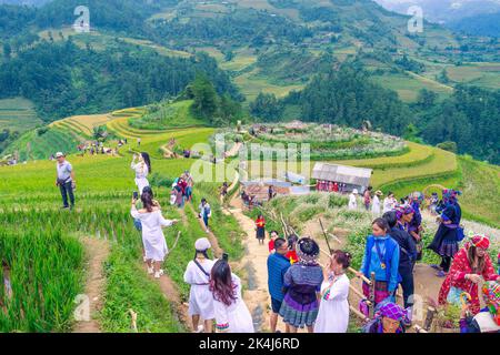 Yen Bai Provinz, Vietnam - 23 Sep 2022: Blick auf Touristen und Einheimische in goldenen Reisterrassen in der Stadt Mu cang Chai in der Nähe der Stadt Sapa, nördlich von Vietn Stockfoto