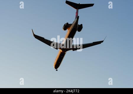 Richmond, British Columbia, Kanada. 1. Oktober 2022. Ein Air Canada Express (Jazz Aviation) Bombardier/Mitsubishi CRJ-900LR Jetliner (C-FJZD), der bei Sonnenuntergang am Vancouver International Airport landet. (Bild: © Bayne Stanley/ZUMA Press Wire) Stockfoto