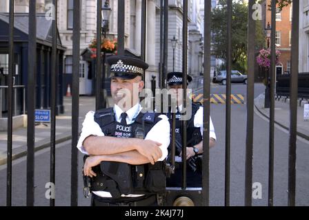 London/Engfland/britischer Polizist im Dienst am Haupteingang 10 Downing Street prime british prime minitsrer Home/Office Street /9. September 2012 (Foto von Francis Joseph Dean / Dean Picics) Stockfoto