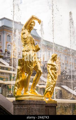 Sankt Petersburg, Russland - 20. September 2017: Goldene Skulptur im Brunnenbereich der Grand Cascade Fountains mit Hintergrund des Peterhof Palastgebäudes Stockfoto