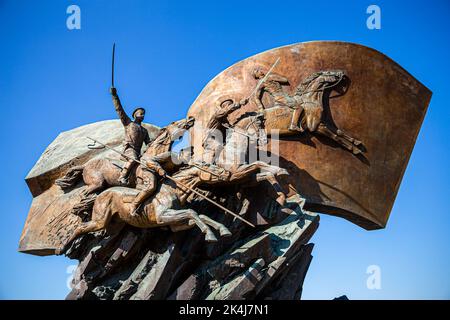 Moskau, Russland - 23. September 2017: Rostige Skulptur von Soldaten, die den Sieg auf Pferden im Triumphbogen-Denkmal mit klarem Bl Stockfoto