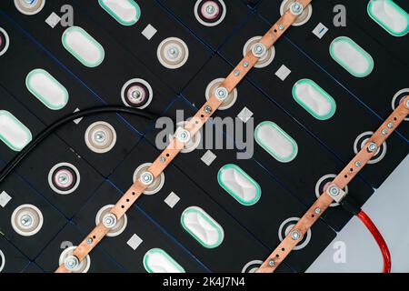 Lithium-NMC-Batterie für Elektrofahrzeuge. Elektroauto-Batterie. Lithium-Ionen-Zellpaket. Wiederaufladbarer Lithium-NMC-Akku. EV Auto Energiespeicher. Hohe Volt Stockfoto