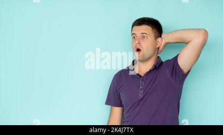 Schockierte Nachrichten. Überraschte den Mann. Ungläubigen Ausdruck. Staunender Kerl in Casual Look mit geöffnetem Mund suchen Kopie Raum isoliert blau. Stockfoto