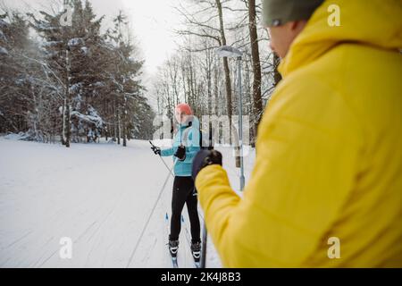 Seniorenpaar Skifahren gemeinsam mitten im Wald Stockfoto