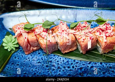 Rollen Sie mit Lachs, Frischkäse und Gurke Stockfoto