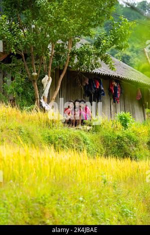 Mu Cang Chai, Vietnam - 24. Sep 2022: Menschen mit einer ethnischen Minderheit in Mu Cang Chai, Yen Bai. Mu Cang Chai ist ein Viertel, das für viele Reisterrassen berühmt ist Stockfoto